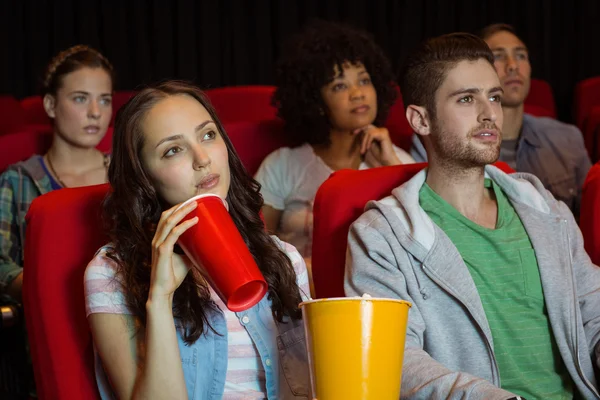Unga vänner tittar på film — Stockfoto