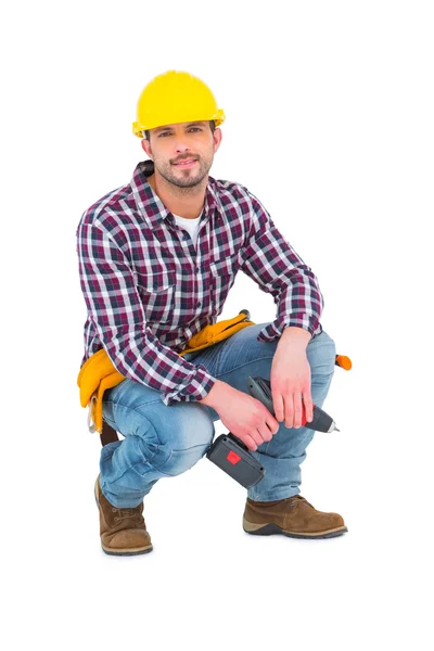 Číhající údržbář drží vrtačku — Stock fotografie
