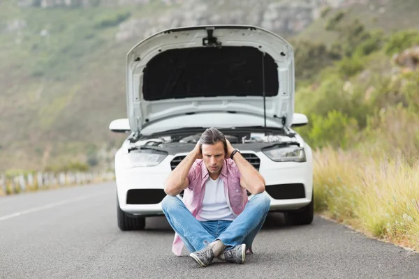 Zestresowany człowiek po awaria samochodu — Zdjęcie stockowe