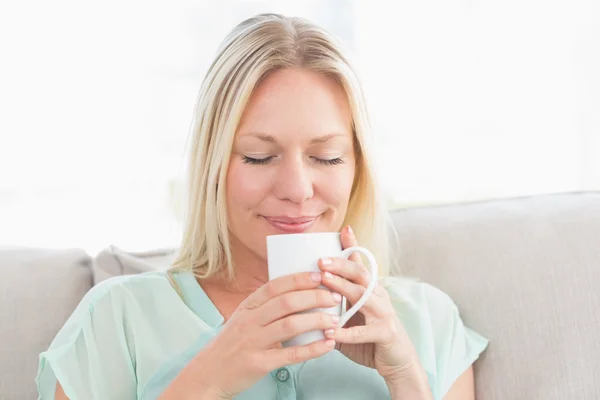 Femeia se bucură de cafea acasă — Fotografie, imagine de stoc