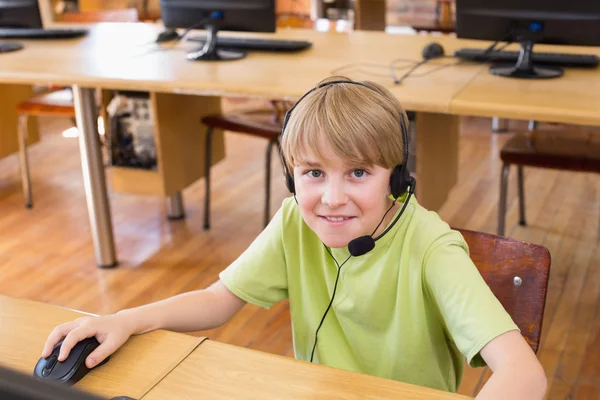 Söta elev i datorn klass — Stockfoto