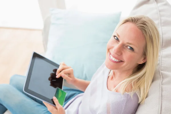 Tablet üzerinde online alışveriş yaparken kadın — Stok fotoğraf