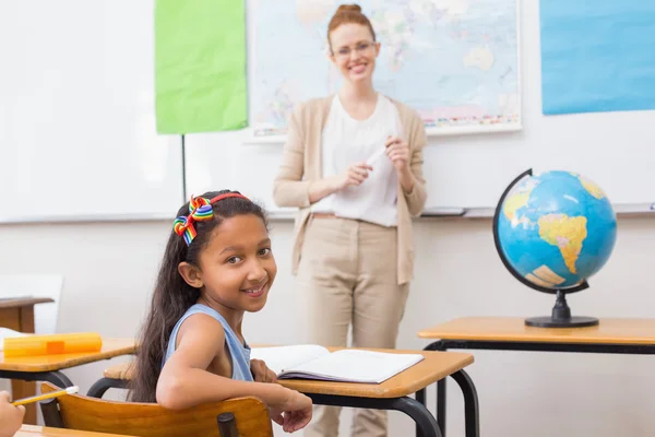 Söta elev och lärare i klassrummet med globe — Stockfoto