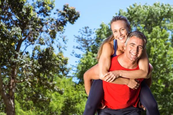 S'adapter couple s'amuser dans le parc — Photo