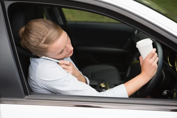 Jonge zakenvrouw een kop koffie — Stockfoto