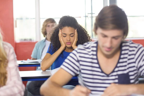 Doordachte vrouwelijke student in klas — Stockfoto