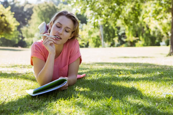 Ładna kobieta czytania książki w parku — Zdjęcie stockowe