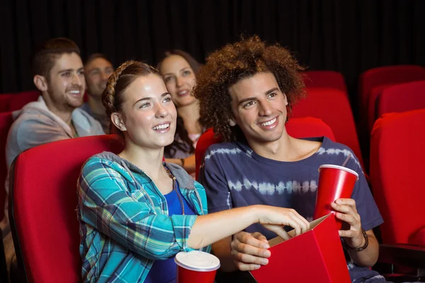 Jong koppel kijken naar een film — Stockfoto