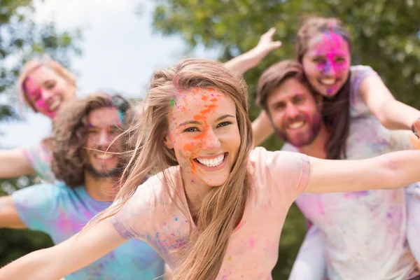 Happy vrienden bedekt met poeder verf — Stockfoto