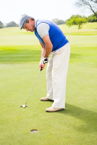 Golfspelare på putting-greenen — Stockfoto