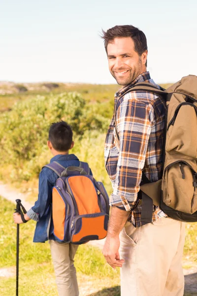 Vater und Sohn gemeinsam auf Wanderschaft — Stockfoto