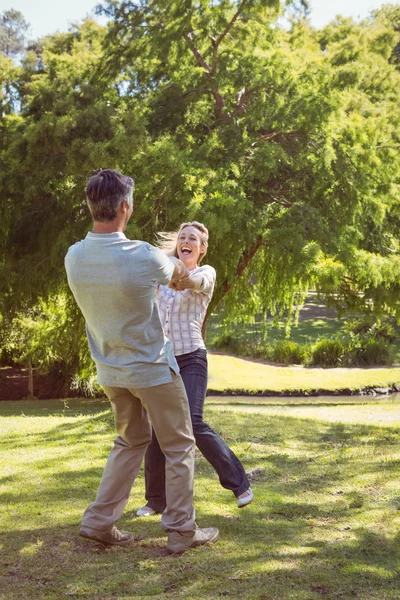 Casal feliz dançando no parque — Fotografia de Stock