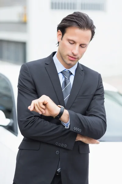 Geschäftsmann prüft Zeit — Stockfoto