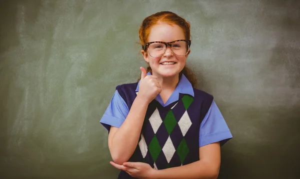 Porträt eines süßen kleinen Mädchens, das Daumen hoch gestikuliert — Stockfoto