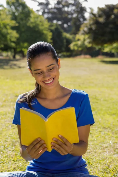 Женщина читает книгу в парке — стоковое фото