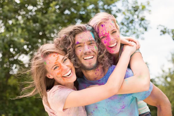 Glückliche Freunde mit Pulverfarbe überzogen — Stockfoto