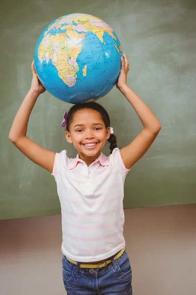 Niedliches kleines Mädchen hält Globus über Kopf — Stockfoto