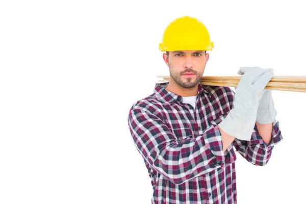 Handyman holding trä plankor — Stockfoto