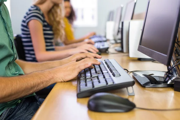 Estudantes em aula de informática — Fotografia de Stock