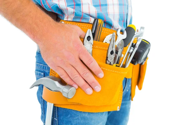 Handwerker trägt Werkzeuggürtel — Stockfoto