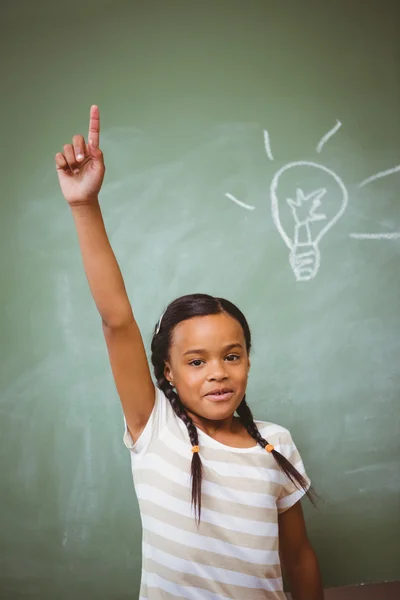 Petite fille levant la main en classe — Photo