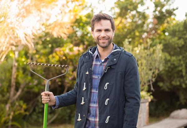 Homme ratissant dans son jardin — Photo