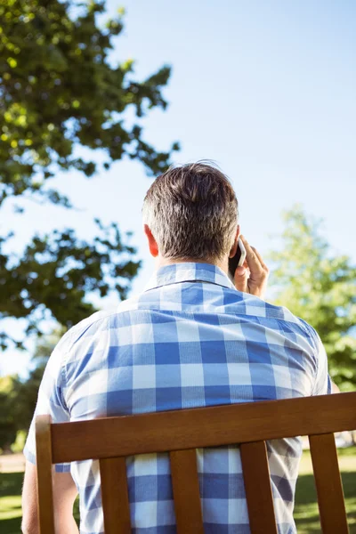 Casual mannen i telefon — Stockfoto