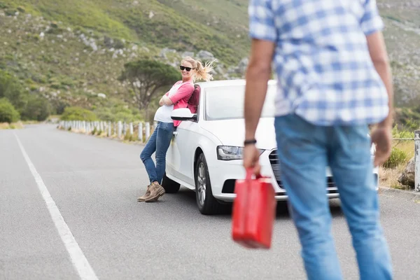 Koppel na een autopech — Stockfoto