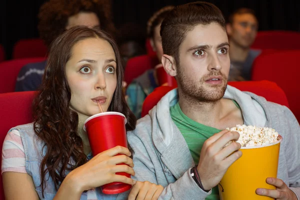 Pareja joven viendo una película — Foto de Stock