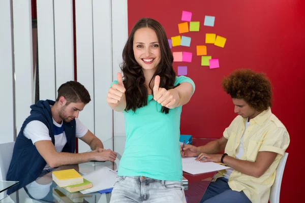 Casual ung kvinna gestikulerande tummen upp — Stockfoto