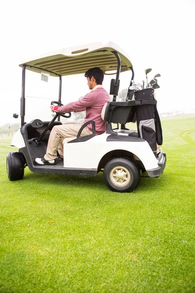 Golfista dirigindo em seu buggy de golfe — Fotografia de Stock