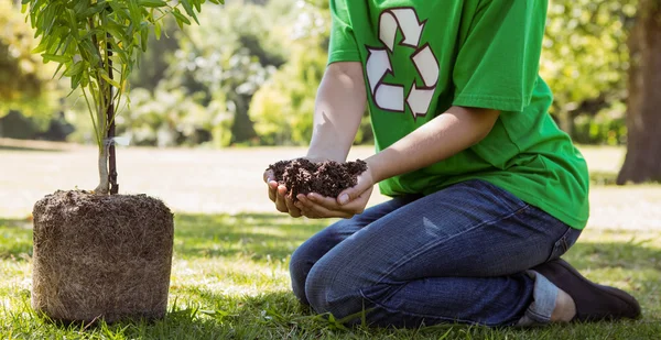 Екологічна активістка збирається посадити дерево — стокове фото