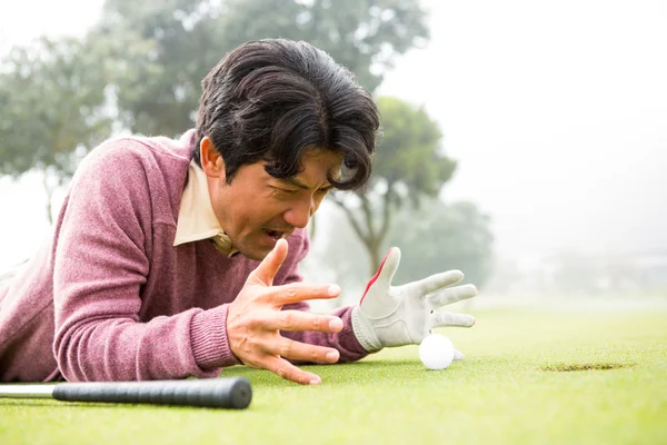 Golfista leżącego w pobliżu piłeczki do golfa — Zdjęcie stockowe