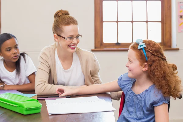 Mooie leraar helpen leerling in de klas — Stockfoto