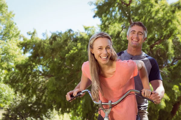 Happy couple on a bike ride — Stock Photo, Image