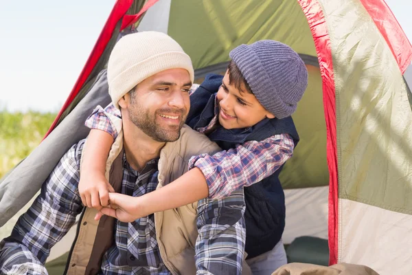 Baba ve oğul onların çadırda — Stok fotoğraf