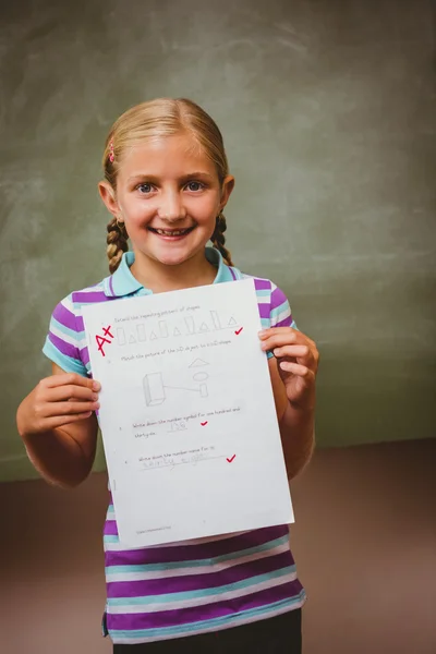 Retrato de papel bonito menina segurando — Fotografia de Stock