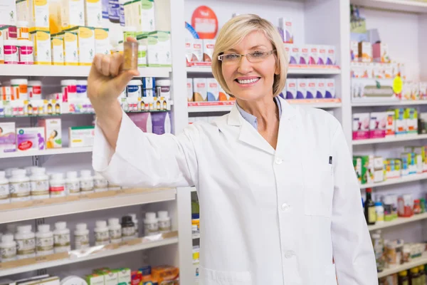 Farmacista sorridente che mostra farmaci alla telecamera — Foto Stock