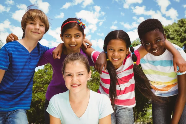 Enfants heureux formant un groupe au parc — Photo