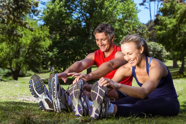 Fit couple in the park — Stock Photo, Image