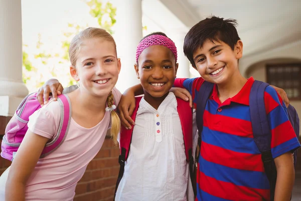 Kleine schoolkinderen in school corridor — Stockfoto