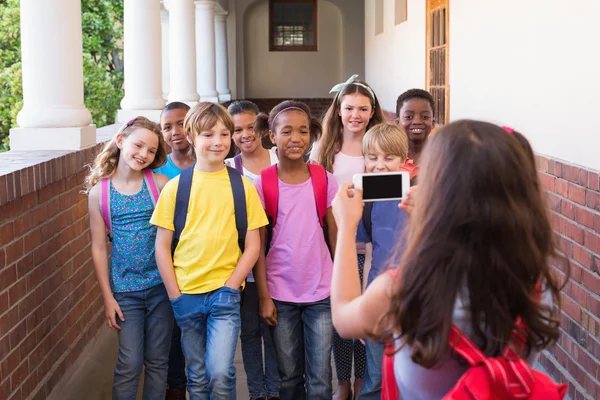 Étudiants mignons utilisant un téléphone mobile — Photo