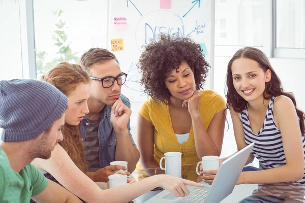 Mode studenten die werken als een team — Stockfoto