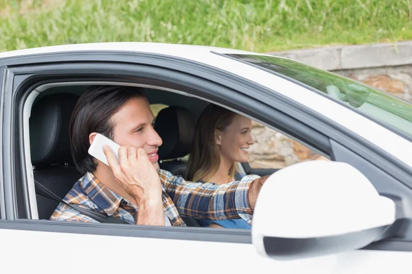 Pareja en un viaje por carretera — Foto de Stock