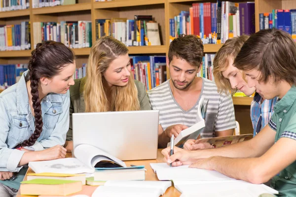 大学生在图书馆里做作业 — 图库照片