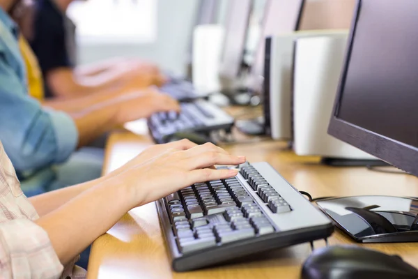 Studenti in classe di computer — Foto Stock