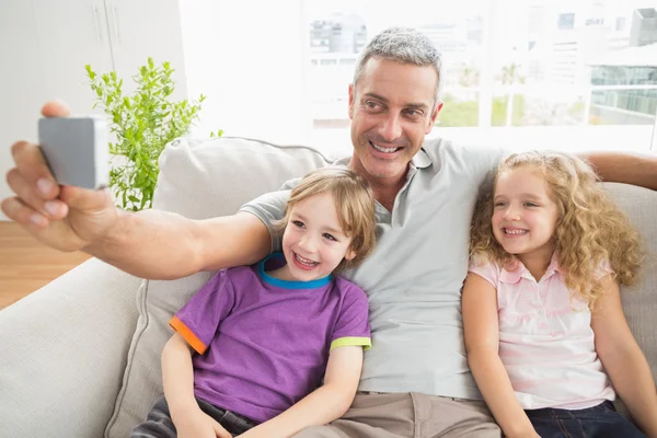 Selfie λήψη πατέρας με παιδιά στον καναπέ — Φωτογραφία Αρχείου