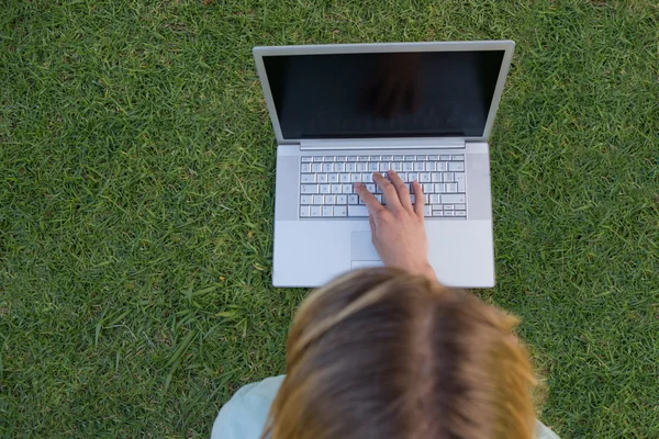 Hübsche Frau benutzt Laptop im Park — Stockfoto