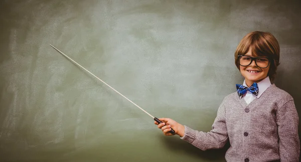 Ragazzo che tiene bastone davanti alla lavagna — Foto Stock