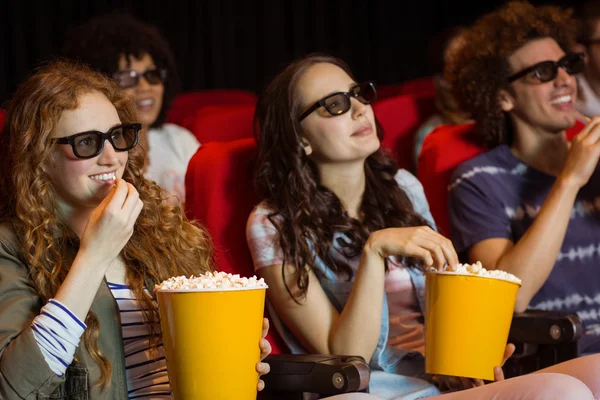 Jeunes amis regardant un film 3D — Photo